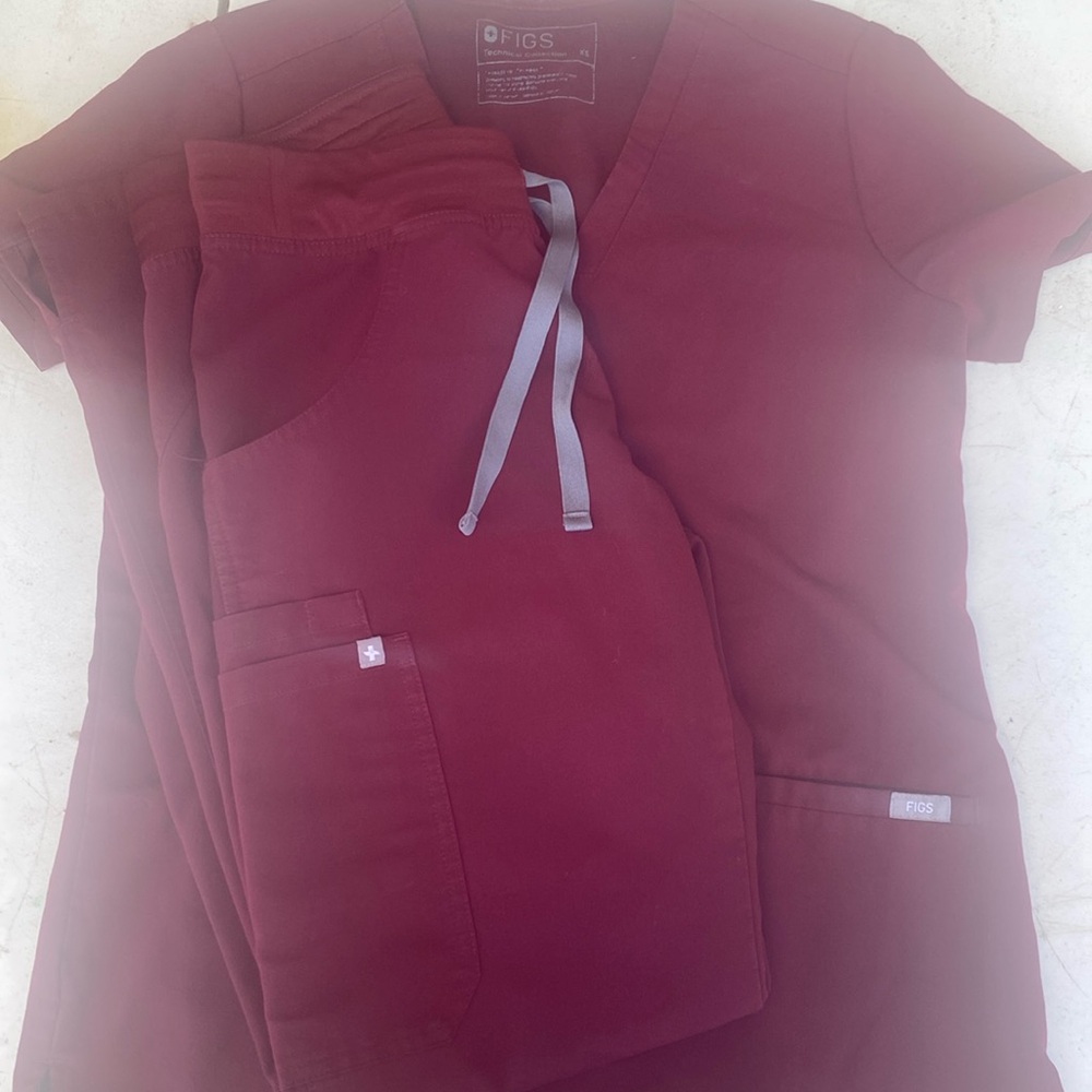 Figs burgundy scrub set